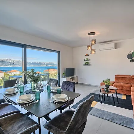 The Lookout Liveli - Premium Sea-view Apartment