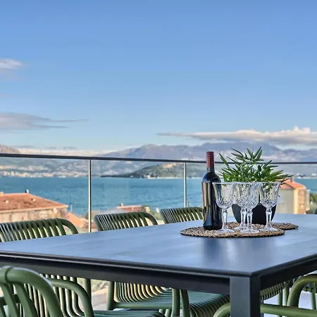 The Lookout Liveli - Premium Sea-view Apartment